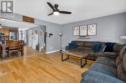 9 - 37 Bond Court, Guelph, ON - Indoor Photo Showing Living Room