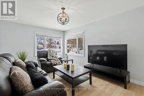 1520 Concession Road, Cambridge, ON - Indoor Photo Showing Living Room