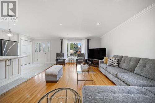 6346 Neuchatel Road, Mississauga, ON - Indoor Photo Showing Living Room