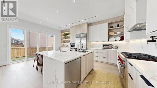 44 David Dunlap Boulevard, Richmond Hill, ON - Indoor Photo Showing Kitchen With Upgraded Kitchen