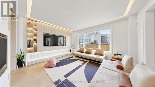 44 David Dunlap Boulevard, Richmond Hill, ON - Indoor Photo Showing Living Room