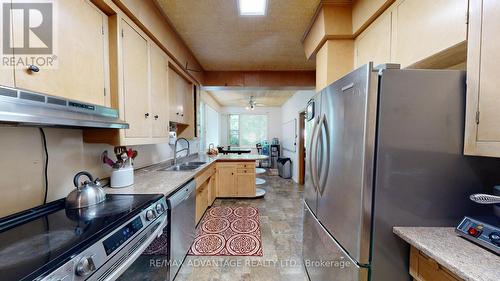 4 Farley Place, St. Thomas, ON - Indoor Photo Showing Kitchen With Double Sink