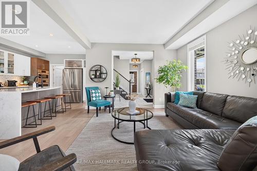 595 Decoeur Drive, Ottawa, ON - Indoor Photo Showing Living Room