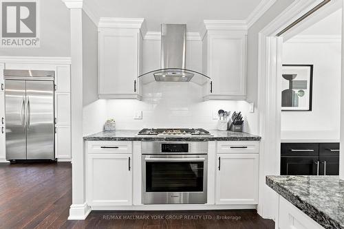 111 Whispering Pine Trail, Aurora, ON - Indoor Photo Showing Kitchen With Upgraded Kitchen