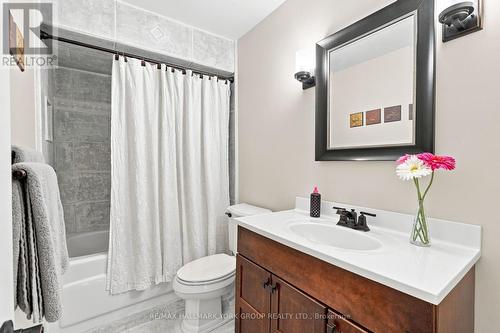 2nd upstairs bathroom - 111 Whispering Pine Trail, Aurora, ON - Indoor Photo Showing Bathroom