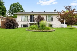 145  - 147 Rue Giroux  Québec (La Haute-Saint-Charles), QC G2B 2Y1