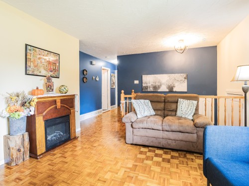 Salon - 79 Rue Huneault, Pincourt, QC - Indoor Photo Showing Living Room With Fireplace