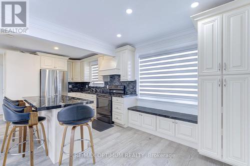 1747 Coram Crescent, Mississauga, ON - Indoor Photo Showing Kitchen