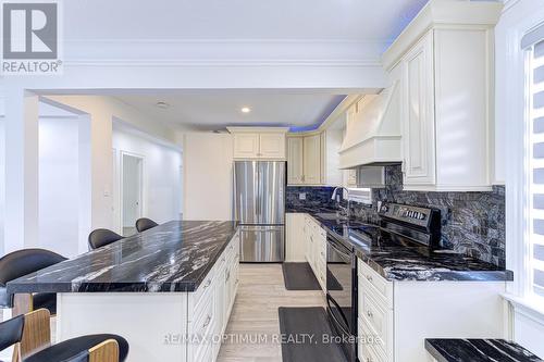 1747 Coram Crescent, Mississauga, ON - Indoor Photo Showing Kitchen
