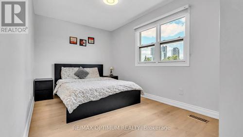 362 Kingsbridge Garden Circle, Mississauga, ON - Indoor Photo Showing Bedroom