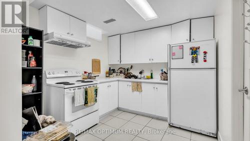 362 Kingsbridge Garden Circle, Mississauga, ON - Indoor Photo Showing Kitchen