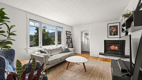 111 5Th Avenue, Kimberley, BC - Indoor Photo Showing Living Room With Fireplace