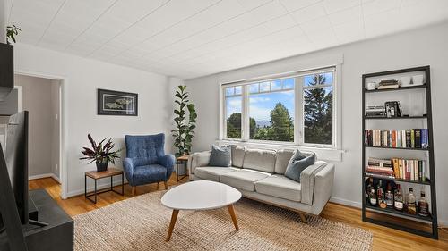 111 5Th Avenue, Kimberley, BC - Indoor Photo Showing Living Room