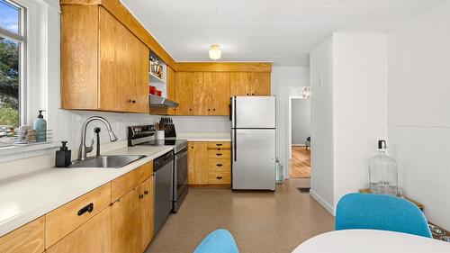 111 5Th Avenue, Kimberley, BC - Indoor Photo Showing Kitchen