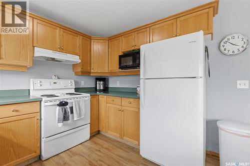 205 100 5Th Avenue, Regina Beach, SK - Indoor Photo Showing Kitchen