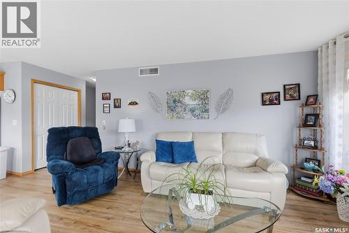 205 100 5Th Avenue, Regina Beach, SK - Indoor Photo Showing Living Room