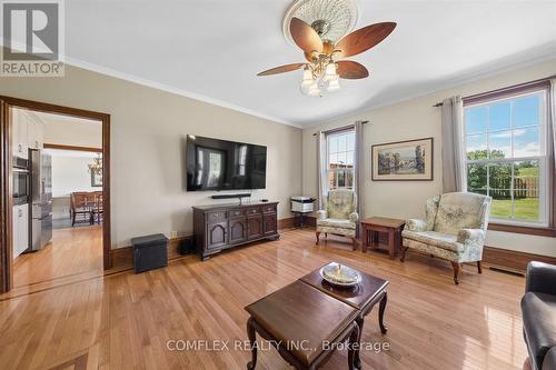 1150 Raglan Road E, Oshawa, ON - Indoor Photo Showing Living Room