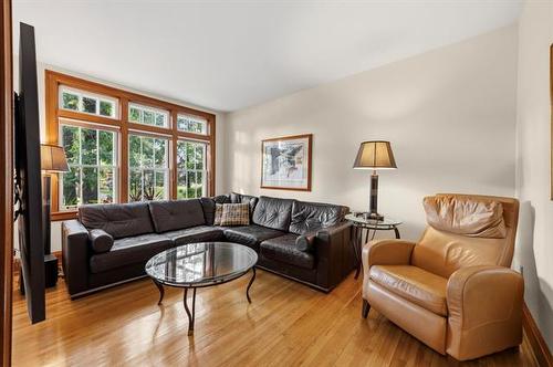 100 Waterloo St, Winnipeg, MB - Indoor Photo Showing Living Room