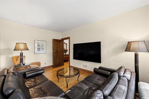 100 Waterloo St, Winnipeg, MB - Indoor Photo Showing Living Room