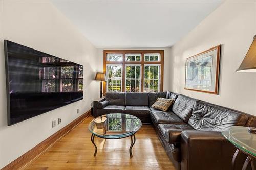 100 Waterloo St, Winnipeg, MB - Indoor Photo Showing Living Room