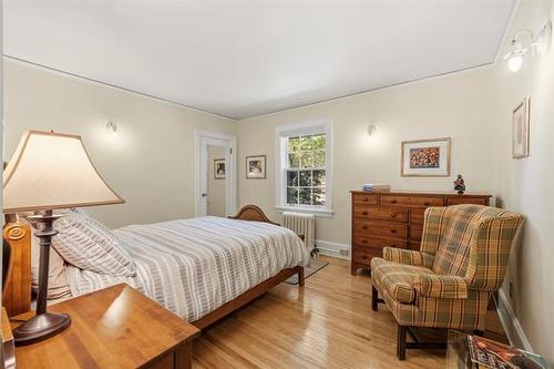 100 Waterloo St, Winnipeg, MB - Indoor Photo Showing Bedroom