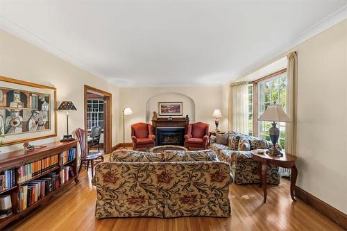 100 Waterloo St, Winnipeg, MB - Indoor Photo Showing Living Room