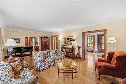 100 Waterloo St, Winnipeg, MB - Indoor Photo Showing Living Room