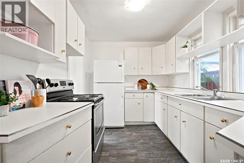 1117 Kilburn Avenue, Saskatoon, SK - Indoor Photo Showing Kitchen With Double Sink