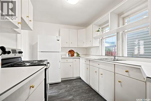 1117 Kilburn Avenue, Saskatoon, SK - Indoor Photo Showing Kitchen With Double Sink