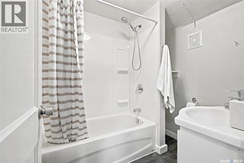 1117 Kilburn Avenue, Saskatoon, SK - Indoor Photo Showing Bathroom