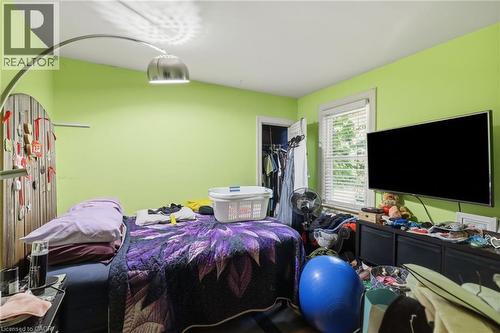Brightly painted room featuring a window with blinds, a wall-mounted television, and a visible closet space - 356 Thompson Road, London, ON - Indoor