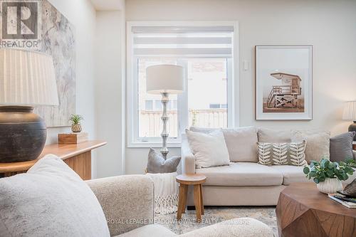 1079 Job Crescent, Milton, ON - Indoor Photo Showing Living Room
