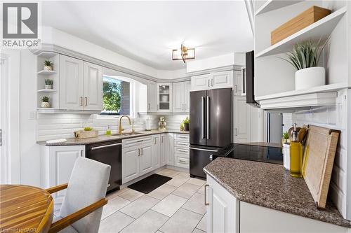 581 Glendene Crescent, Waterloo, ON - Indoor Photo Showing Kitchen With Upgraded Kitchen