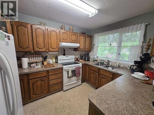 575 Harcourt Avenue, Quesnel, BC - Indoor Photo Showing Kitchen With Double Sink