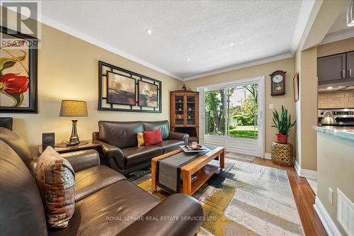 987 Sierra Boulevard, Mississauga, ON - Indoor Photo Showing Living Room