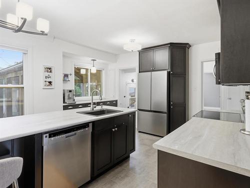 231 Wavell Avenue, Winnipeg, MB - Indoor Photo Showing Kitchen