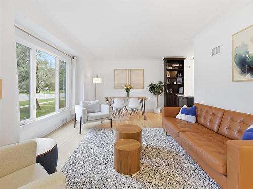 231 Wavell Avenue, Winnipeg, MB - Indoor Photo Showing Living Room