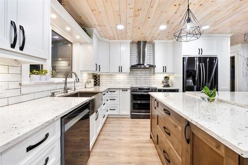 37 Mckay Loop, Alexander, MB - Indoor Photo Showing Kitchen With Upgraded Kitchen