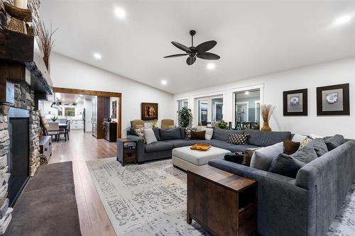 37 Mckay Loop, Alexander, MB - Indoor Photo Showing Living Room