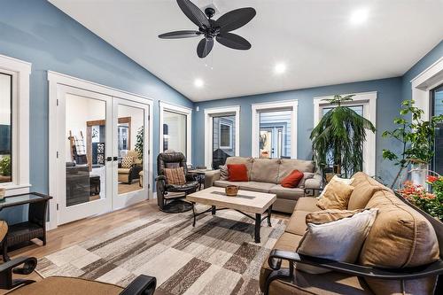 37 Mckay Loop, Alexander, MB - Indoor Photo Showing Living Room