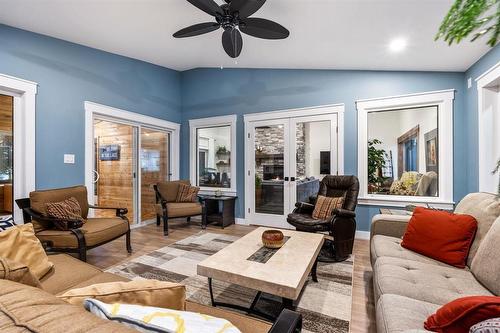 37 Mckay Loop, Alexander, MB - Indoor Photo Showing Living Room