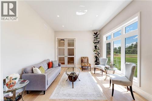 986 Highway 8, Hamilton, ON - Indoor Photo Showing Living Room