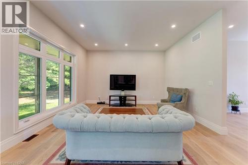 986 Highway 8, Hamilton, ON - Indoor Photo Showing Living Room