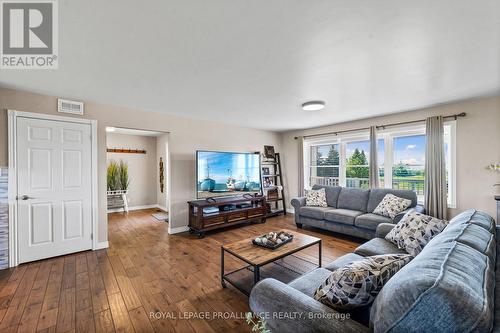 1526 County Road 2, Otonabee-South Monaghan, ON - Indoor Photo Showing Living Room