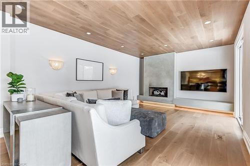 1569 Wembury Road, Mississauga, ON - Indoor Photo Showing Living Room With Fireplace