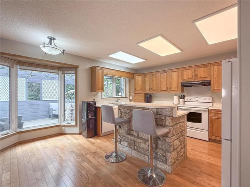 138 Lynx Crescent, Brandon, MB - Indoor Photo Showing Kitchen