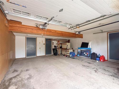 138 Lynx Crescent, Brandon, MB - Indoor Photo Showing Garage