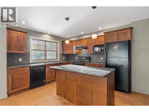 146 Mccurdy Road Unit# 2, Kelowna, BC - Indoor Photo Showing Kitchen