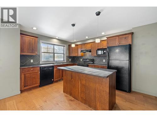 146 Mccurdy Road Unit# 2, Kelowna, BC - Indoor Photo Showing Kitchen