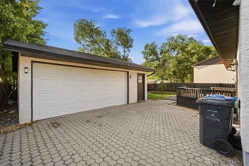 39 Madrill Cl, Winnipeg, MB - Outdoor With Exterior